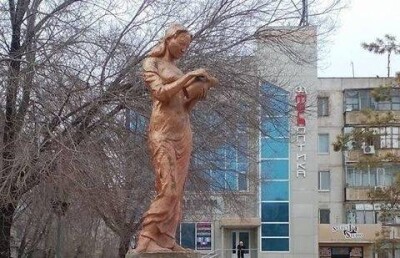 Актюбинцам не даёт покоя скульптура девушки с полуобнажёнными ягодицами