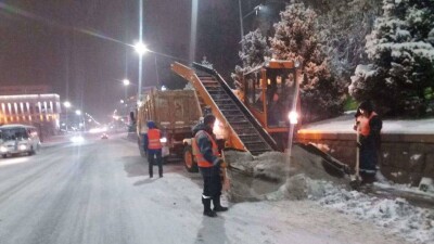 В Алматы выпало 15 сантиметров снега, по улицам разбросали 4 000 тонн реагентов