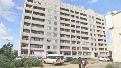 Чиновники Павлодара не могут найти владельца фирмы, построившего дом с недоделками