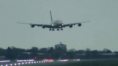 В Лондоне Airbus попал в шторм "Дэннис". Пилоты сумели вертикально посадить лайнер
