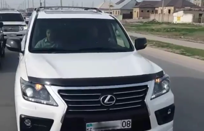 В Таразе водителей ехавшего по "встречке" кортежа из дорогих внедорожников оштрафуют