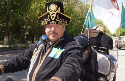 Портфель и галстук возит в бардачке байка новый депутат маслихата Алматы