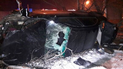 Девушка-водитель серьёзно пострадала, перевернувшись на BMW в Алматы