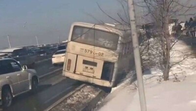 В Алматы произошло ДТП с участием пассажирского автобуса. Пострадали восемь человек