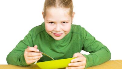 Костанайским ученикам привозят продуктовые наборы из школьной столовой