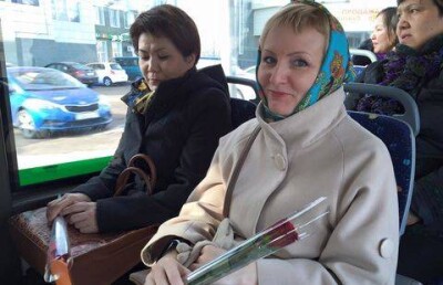 Женщинам в честь 8 Марта в автобусах Астаны дарят цветы