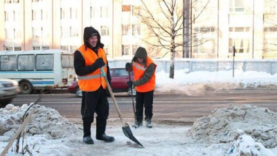 Коммунальщики топят снег перед костанайским акиматом газовыми горелками