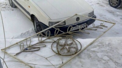 Новогоднее украшение рухнуло на машину возле облакимата в Караганде