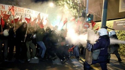 Полиция Греции разогнала слезоточивым газом демонстрантов, протестующих против визита Меркель 