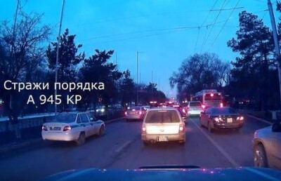 Полицейские в Алматы не заметили целый автопарк, проехавший по "выделенке", а в Астане - самих себя