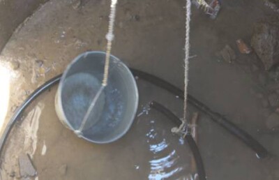 В райцентре ЗКО люди пытаются выжить в жару без воды