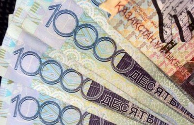 На выходные нацвалюта уходит на отметке 310,85 тенге за доллар