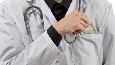 Призывавшего "крутить" пациентов на деньги главврача отстранили от должности