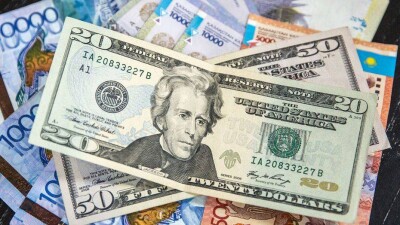 Доллар на бирже подешевел на два тенге