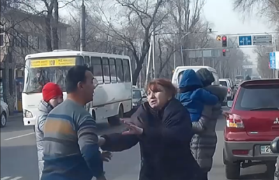 Драку на дороге Алматы между водителями прокомментировали в полиции 