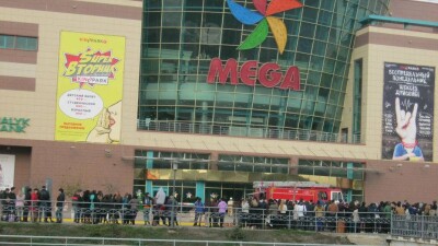 Актюбинцев напугало оцепление торгового центра "Мега"