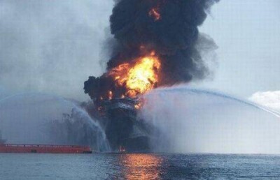 На Каспии горит нефтедобывающая платформа
