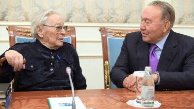 Назарбаев встретился с автором трилогии "Кровь и пот" Абдижамилом Нурпеисовым