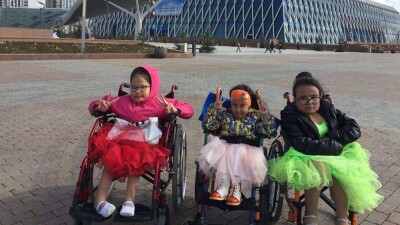 Организаторы концерта в честь открытия Стены мира "спрятали" девочек-инвалидов