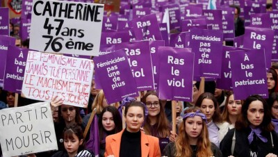 В Париже около 50 000 человек вышли на акцию протеста против бытового насилия