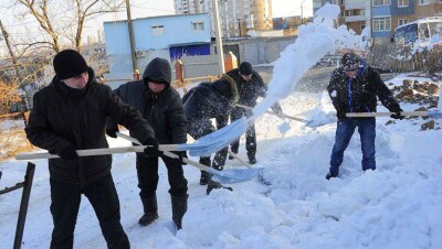 Сотни волонтёров вышли убирать снег в Уральске, чтобы не допустить подтоплений