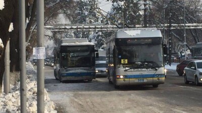 Сломанный автобус простоял почти сутки посреди улицы в Алматы