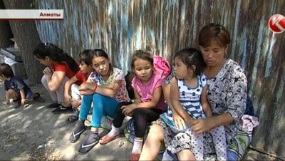Мать с семью детьми ночует на улице в Алматы
