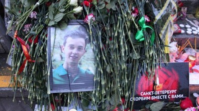 Москвичи несут цветы к посольству Казахстана в память о Максиме Арышеве 