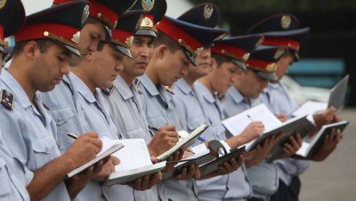 Назарбаев предложил полицейским стать друзьями человека