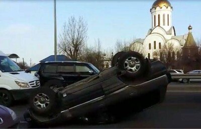 Автомобиль перевернулся в результате ДТП с участием четырёх машин в Алматы