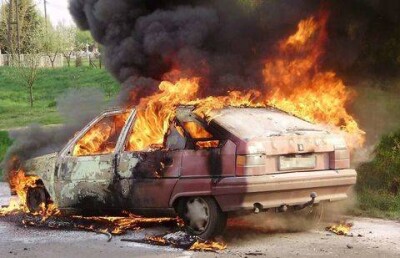 Автомобиль сгорел возле колледжа МВД в Шымкенте 