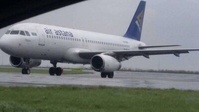 В аэропорту Астаны самолёт выкатился за пределы полосы и повредил двигатель