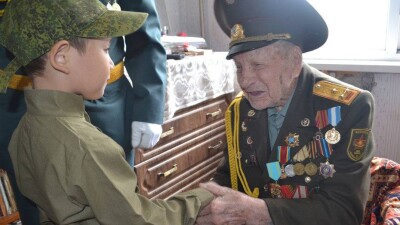 Марши военных лет исполнили под окном 103-летнего ветерана войны в Уральске