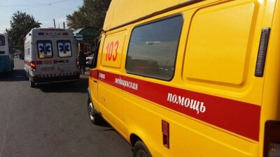 Автомобиль на полном ходу сбил пешеходов на тротуаре в Алматы