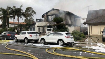 Самолёт упал на частные дома в Калифорнии. Есть погибшие