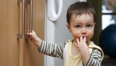 В актюбинском детсаду малыши оказались в западне из-за захлопнувшейся двери