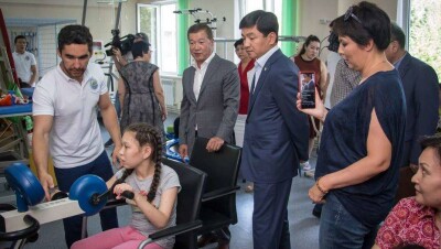 Булат Утемуратов и Бауыржан Байбек посетили новый реабилитационный центр для детей с ДЦП