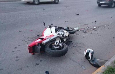 Мотоциклист в Караганде на ровном месте спровоцировал аварию, в которой сам же и пострадал