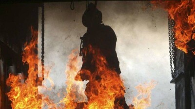 Шесть газовых баллонов вынес пожарный из горящего дома в Павлодарской области