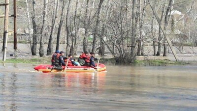 Спасатели ВКО эвакуируют жителей села Новая Ульба 