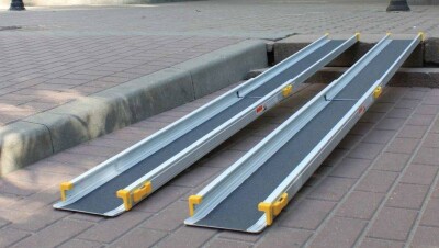 Исекешев поручил убрать свисающие провода и привести в порядок тротуары и пандусы