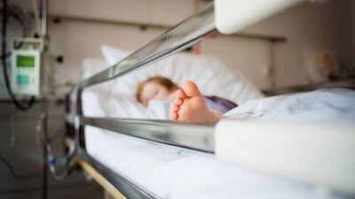 Девочка, выпавшая из окна и попавшая в ДТП в Астане, находится в тяжёлом состоянии