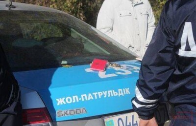 Алматинка обвиняет сотрудника дорожной полиции в ограблении