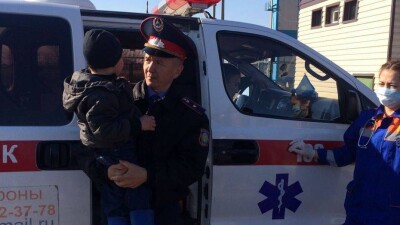 В Павлодаре воспитатели детсада помогли упавшему в яму четырёхлетнему мальчику