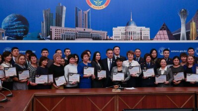 Бахыт Султанов вручил астанчанам 88 жилищных сертификатов по 1 млн тенге
