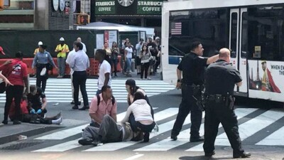 Автомобиль на полной скорости протаранил людей в центре Нью-Йорка
