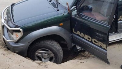 В центре Костаная под внедорожником провалилась земля