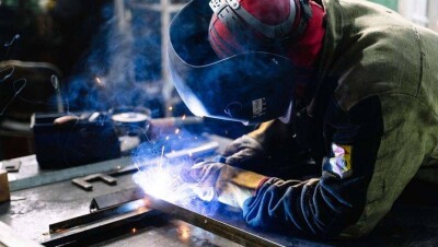 Павлодарлық дәнекерлеуші жәрдемақыға қарап отырмай өз ісін ашты 
