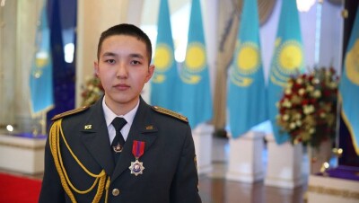 Назарбаев вручил орден "Айбын" солдату, уничтожившему террористов в Актобе
