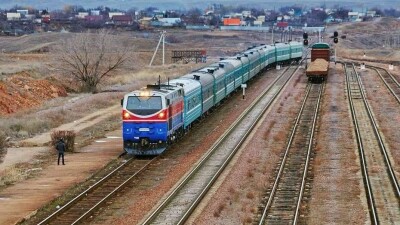 Грузовой поезд столкнулся с вагонами на станции и сошёл с рельсов в Алматинской области